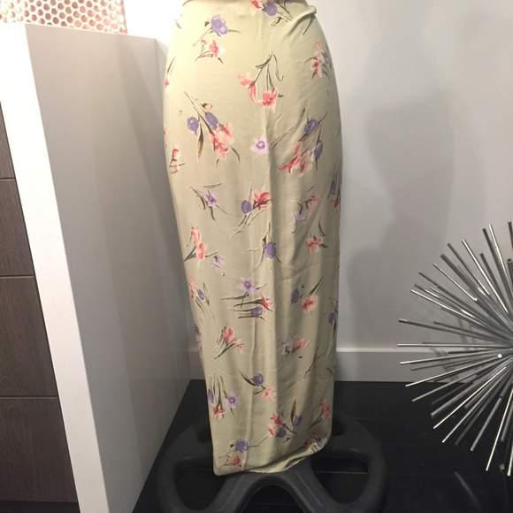 🌸 Elevate Your Wardrobe with the Todd Thompson Green Floral Faux Wrap Skirt! 🌸 - Picture 5 of 13
